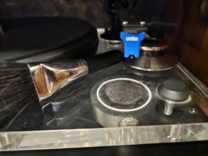 Pann Daedale I foot under Projekt Experience Acrylic II turntable, Ortofon MC & Furutech brush