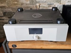 Pann Eytri damping puck x4 on a preamplifier (logo hiding)